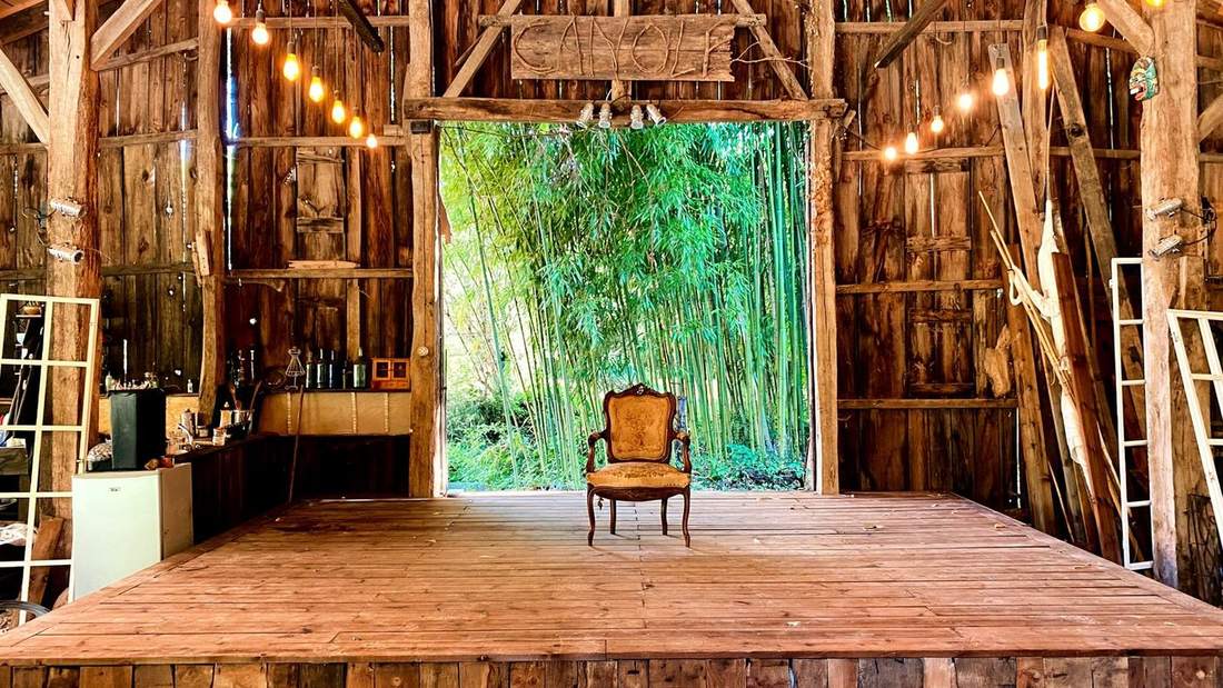 La grange d'été de Canole, ouverte sur la bambouseraie. The summer barn at Canole, open onto the bamboo grove.